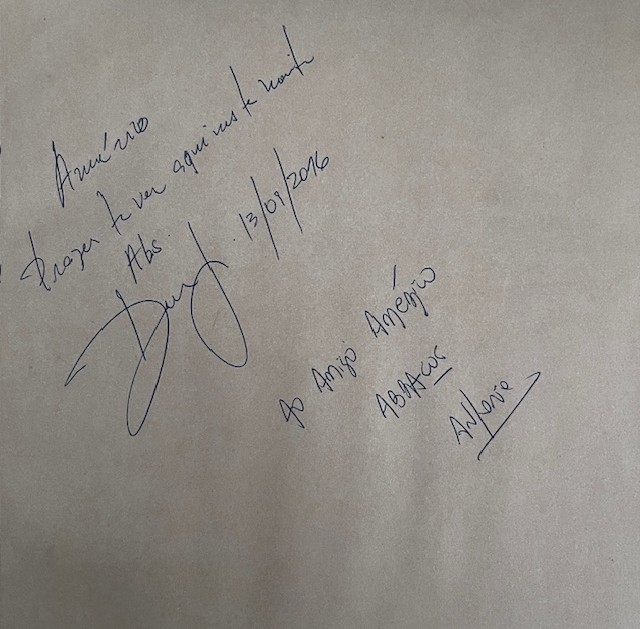 Dedicatória manuscrita dos arquitetos Dante della Manna e Antonio Mantovani ao Américo Baltazar, 2016.