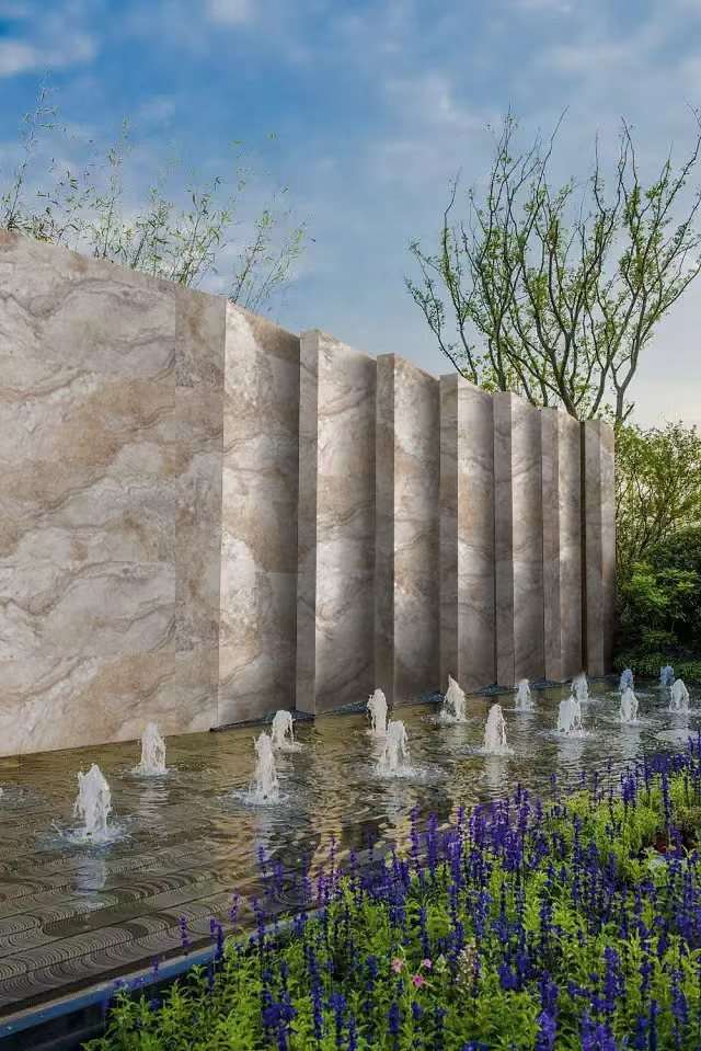 revestimento mineral dolomitic travertine claybank aplicado em paredes externas proximo ao jardim e fonte