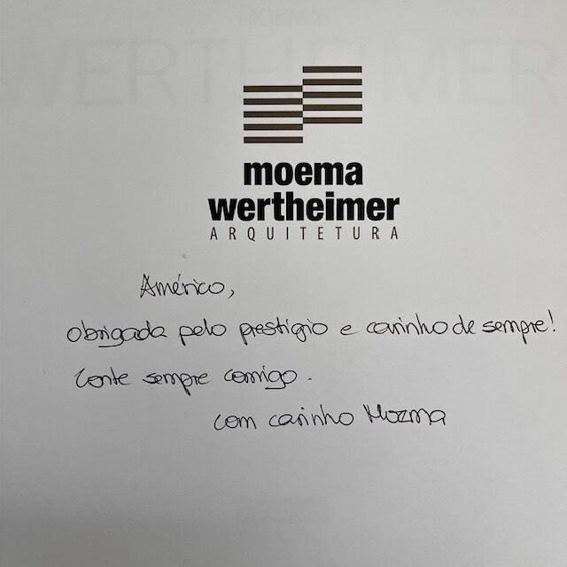 Capa do livro da arquiteta Moema Wertheimer com dedicatória manuscrita ao Américo Baltazar.
