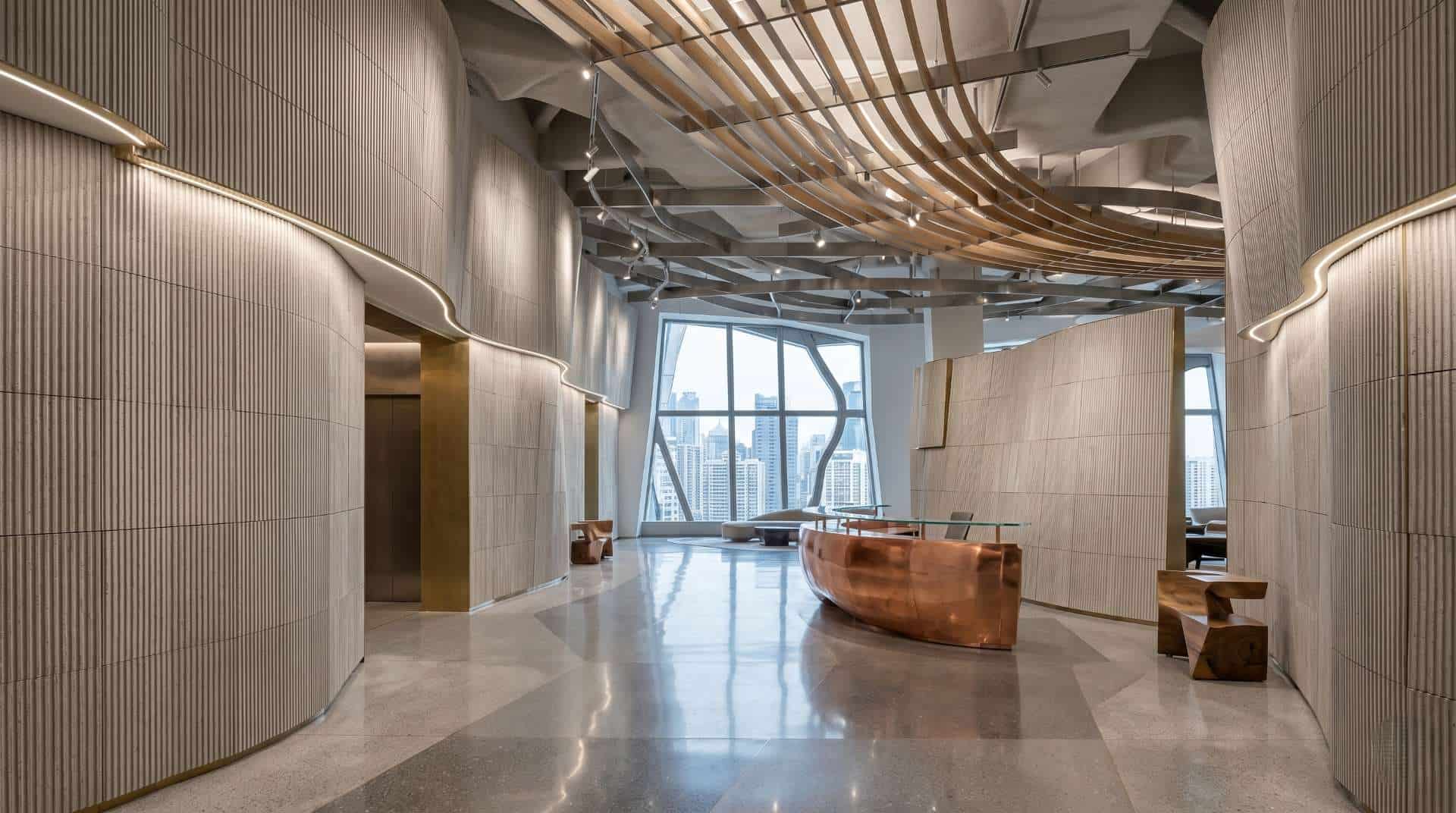 revestimento mineral roman pillar  lime yellow em recepção de pe direito alto estilo brutalista