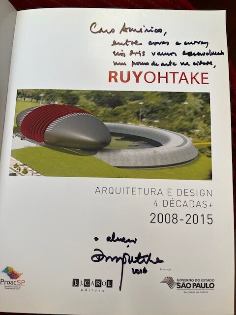 livro Ruy Ohtake — Arquitetura e Design 4 Décadas+ (2008-2015), com dedicatória manuscrita do arquiteto ao Américo Baltazar: "entre curvas e cores nos dois vamos escrevendo uma poesia de arte na cidade", 2016.