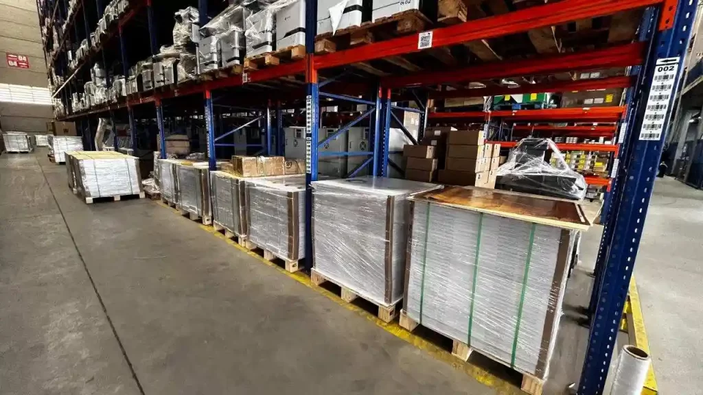 estoque de pisos lvt amba em são paulo, com réguas e placas organizadas para pronta entrega